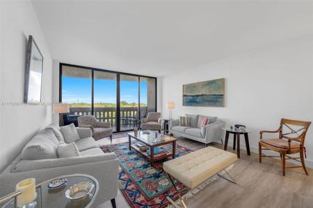 90 Edgewater Dr