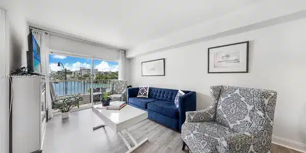 2600 Collins Ave