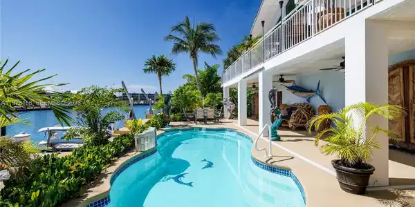 Image 2: Pool Canal side