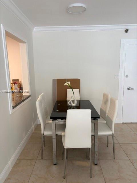 Image 4: DINING TABLE