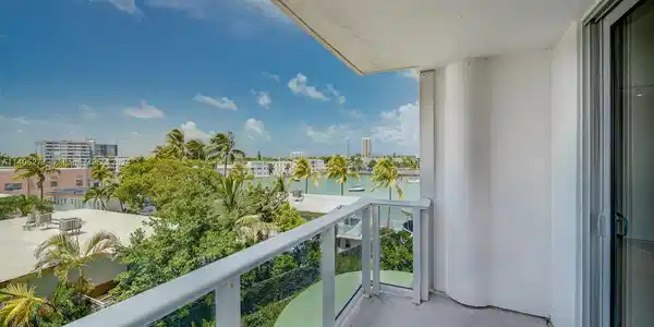 900 Bay Dr
