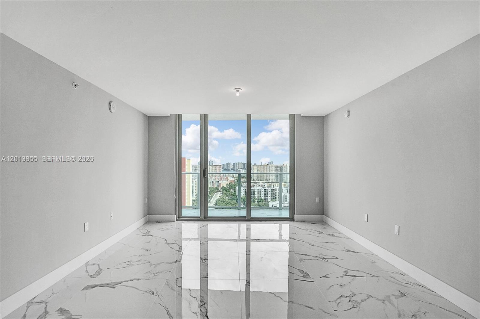 Image 4: LIVING ROOM