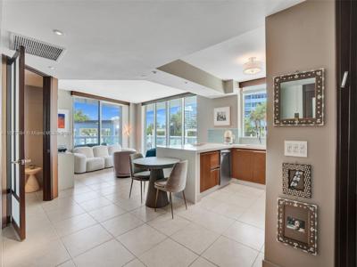 10 Venetian Way
