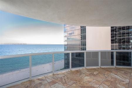 17201 Collins Ave