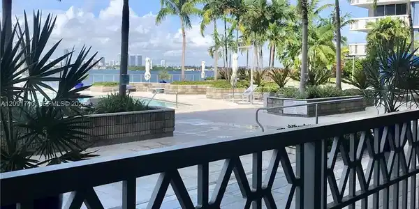 Image 4: Lobby Pool side