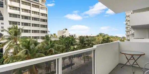 100 Lincoln Rd