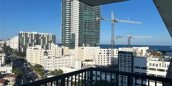 1800 Collins Ave