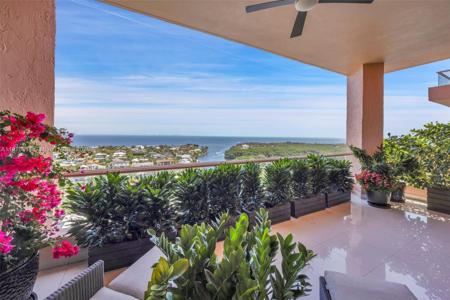 10 Edgewater Dr