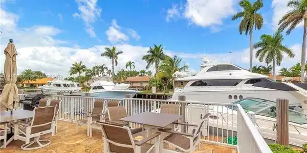 3031 NE 51st St Unit 101