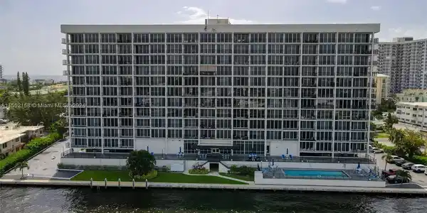 521 N N RIVERSIDE DR