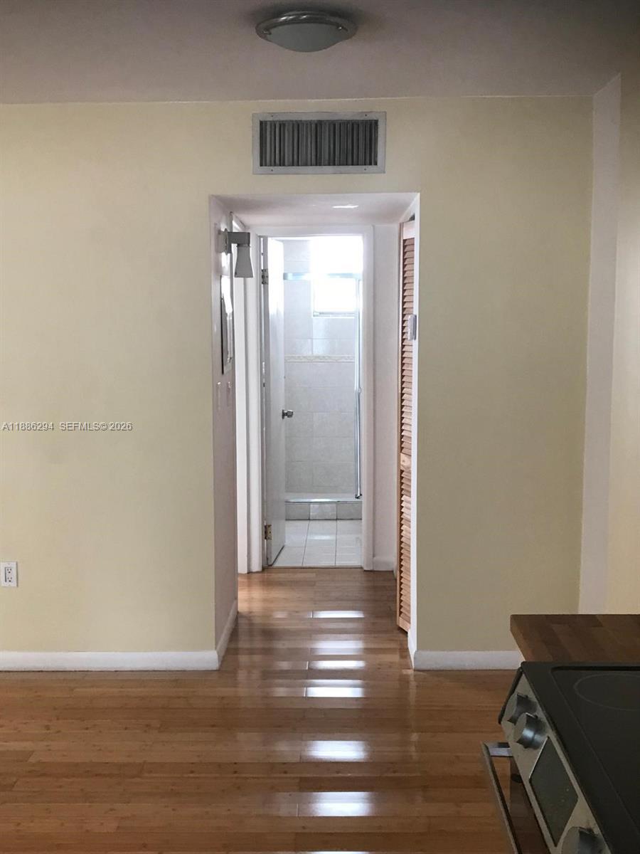 Image 4: Hallway to bathroom and bedroom