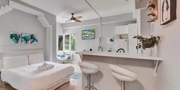 255 W 24th St