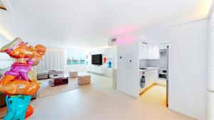 1200 West Ave