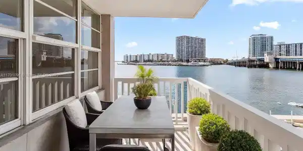 2016 Bay Dr