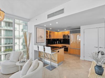 6899 Collins Ave