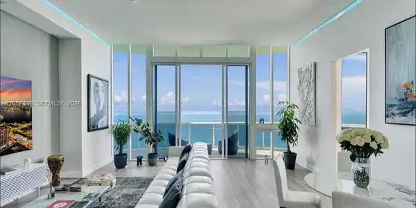 15901 Collins Ave