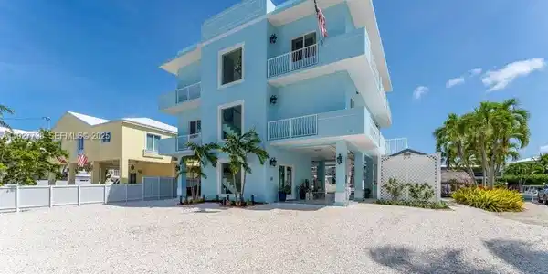 11 Center Ln