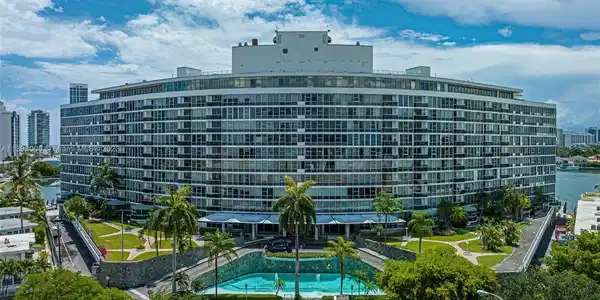 900 Bay Dr Unit 211
