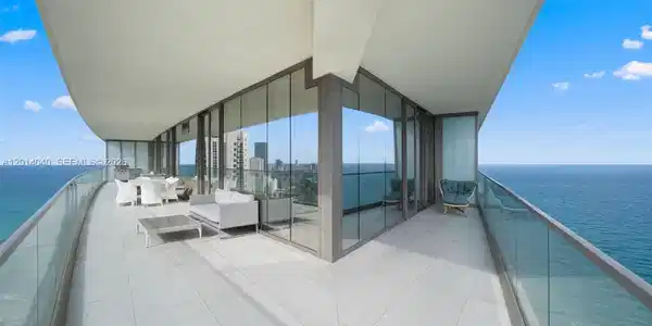 18975 Collins Ave