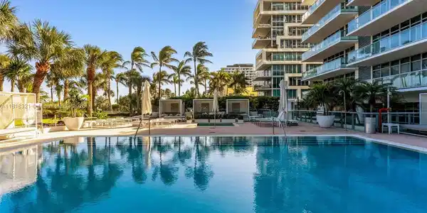 3737 Collins Ave