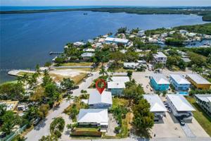 60 Shoreland Dr