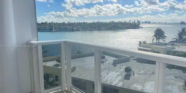 900 Bay Dr