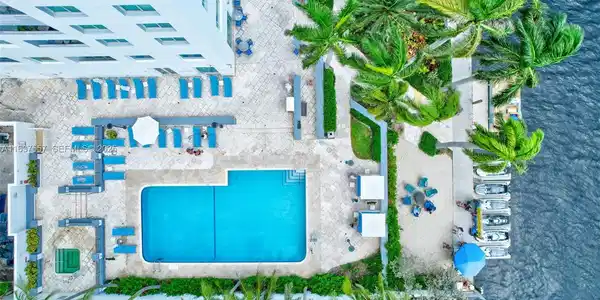 Image 4: Pool area on the intracoastal