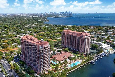60 Edgewater Dr