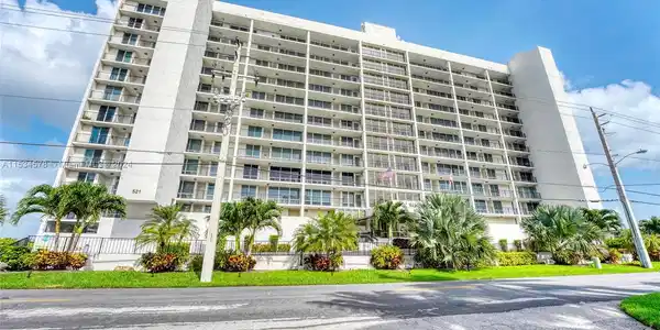 521 N Riverside Dr