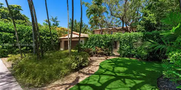 6121 La Gorce Dr