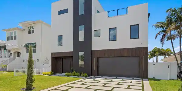 17059 Dolphin Dr