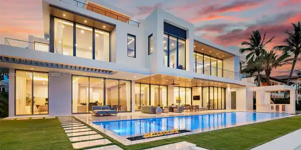 2412 Laguna Dr