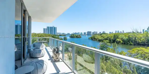 16385 Biscayne Blvd