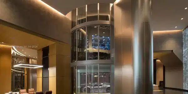 Image 3: Lobby