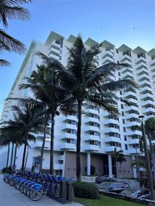 2899 Collins Ave
