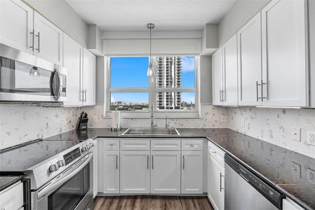 2000 N Bayshore Dr