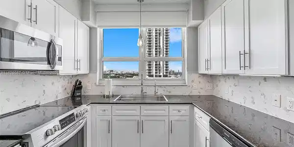 2000 N Bayshore Dr