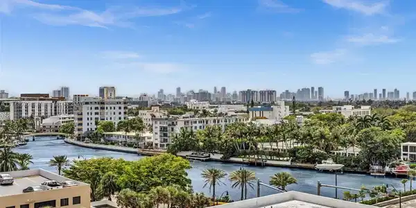 2625 Collins Ave