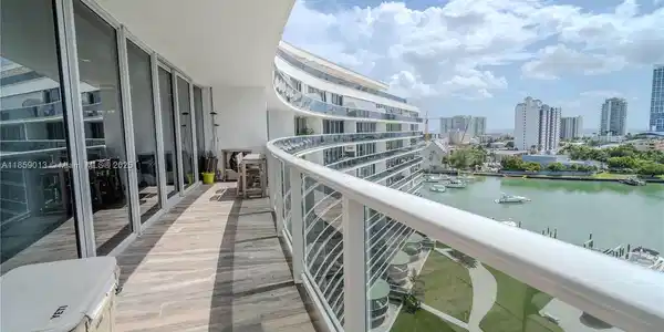 900 Bay Dr