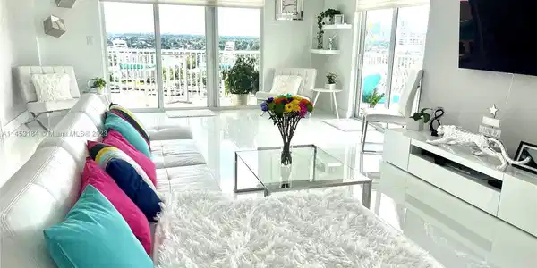1 Las Olas Cir