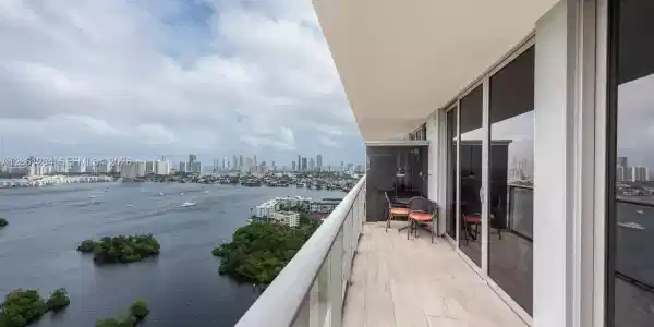16385 Biscayne Blvd