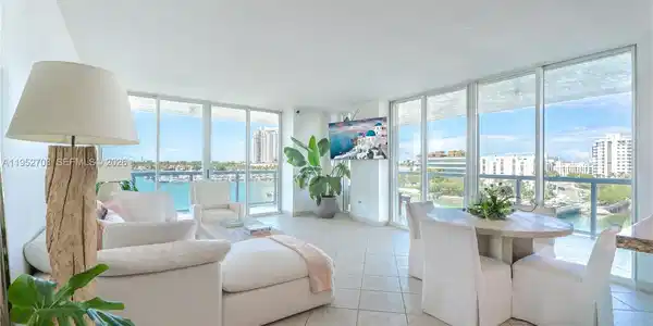 10 Venetian Way
