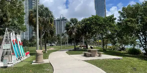 1750 N Bayshore Dr