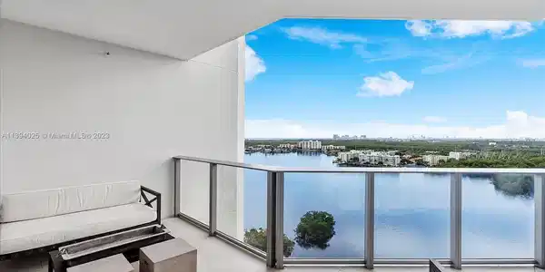 17111 Biscayne Blvd