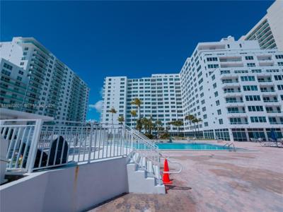 5005 Collins Ave