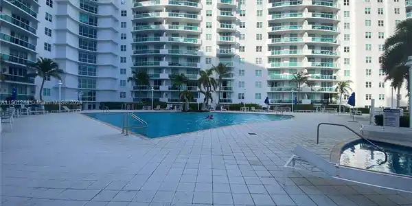 7900 Harbor Island Dr