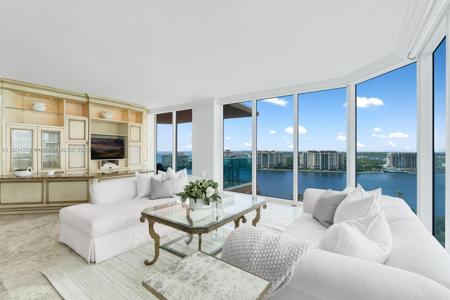 300 S Pointe Dr