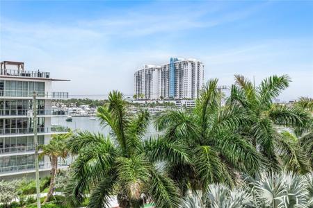 10 Venetian Way