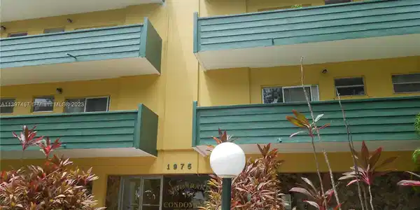 1975 NE 135th St Unit 3I