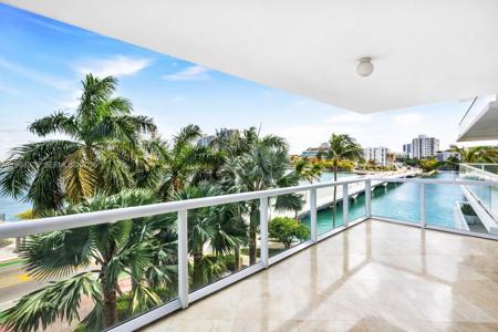 10 Venetian Way